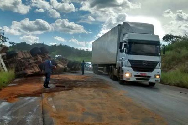 Bitrem carregado com toneladas de feijão tomba na BR365 e espalha carga pela rodovia