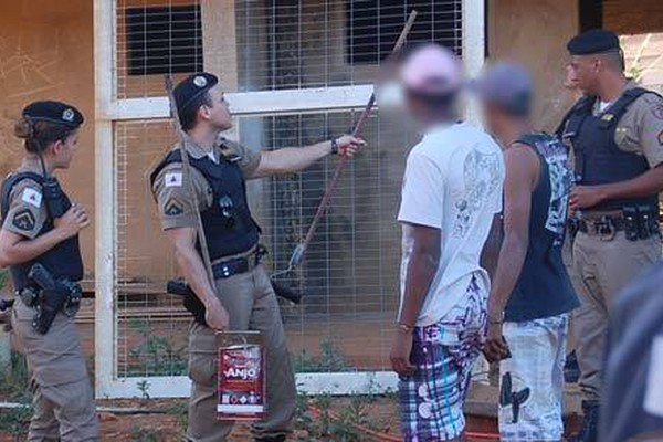 Policiais e bombeiros capturam pichadores em flagrante no alto de prédio