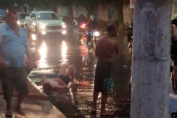 Ciclista que seguia pela contramão é atingido por carro e tem que ser socorrido em Patos de Minas