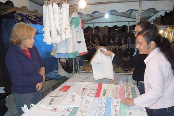 Feira da Pechincha e Feira de Artesanato movimentam a Fenamilho na Praça