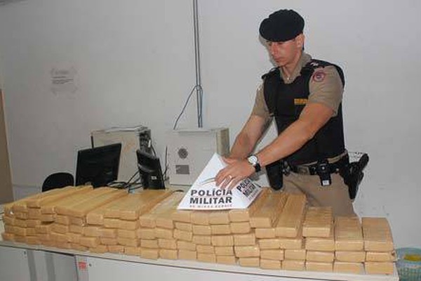 PM intercepta carregamento e prende três com 100kg de maconha em Patos Minas