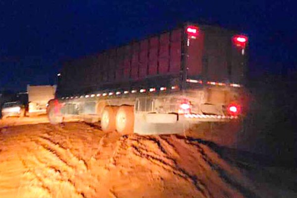 Chuvas transformam estrada de Alagoas em atoleiro e vários veículos ficam pelo caminho