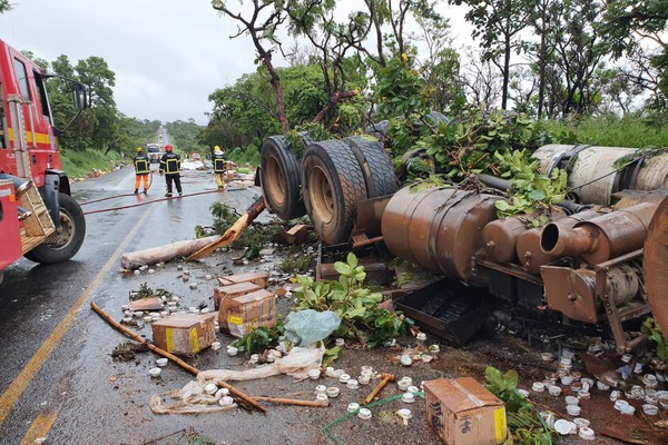 Acidente com carreta interdita o trânsito entre Lagoa Formosa e Carmo do Paranaíba