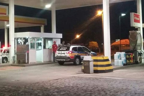 Bandido rouba posto, agride funcionários e clientes e atira contra segurança