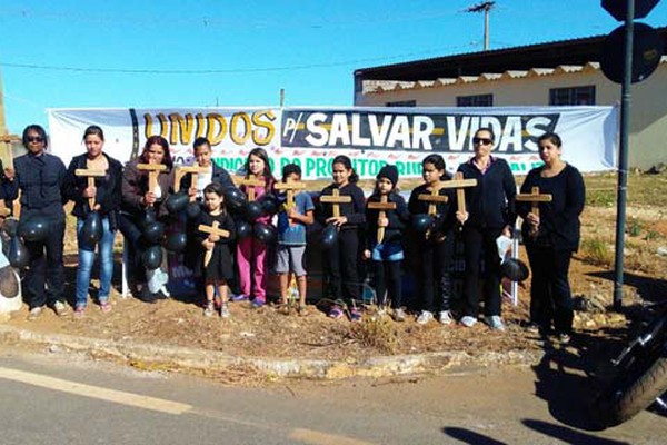 Moradores usam faixas, cartazes e muitas cruzes em protesto por mais segurança na BR 146