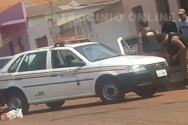 Autor de furto em supermercado esfaqueia policiais e acaba parado a tiros pelos militares