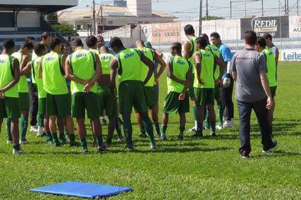 Ipatinga treina no campo da URT e vai em busca da vitória contra o Mamoré