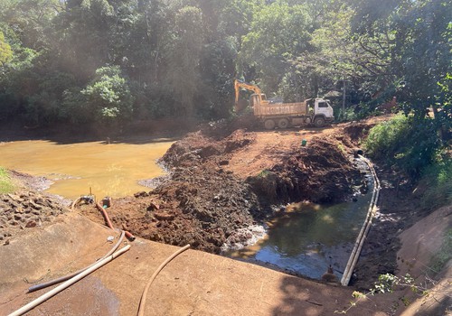 Empresa retira até 1,5m de sujeira de lagoa no Parque do Mocambo; veja como está o local