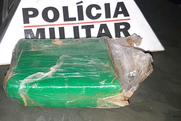 Traficantes se deparam com viatura da PM e fogem deixando meio quilo de maconha para trás