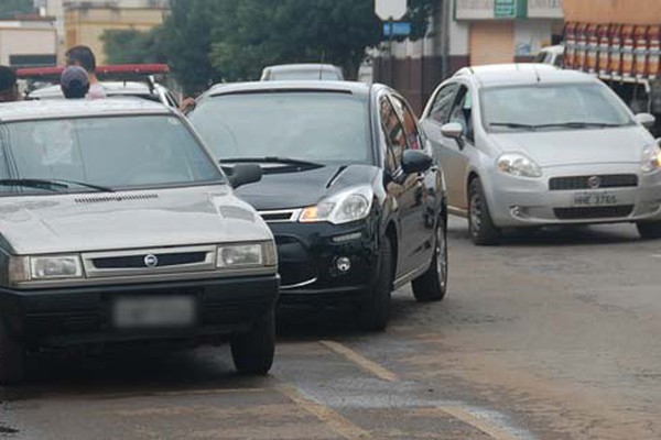 Caminhoneiro não percebe carro, bate e joga automóvel em outro veículo no centro da cidade