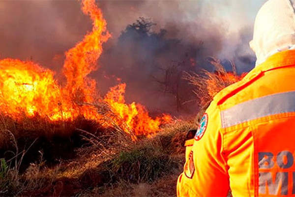 Queimadas em Patos de Minas aumentam 35% e Corpo de Bombeiros alerta produtores rurais