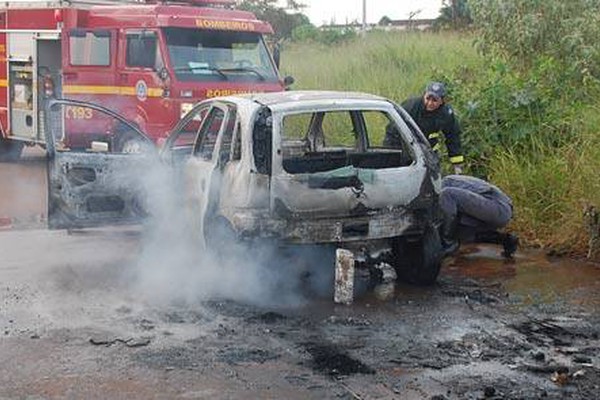 Fogo começa de uma hora para outra e consome veículo no Bairro Boa Vista