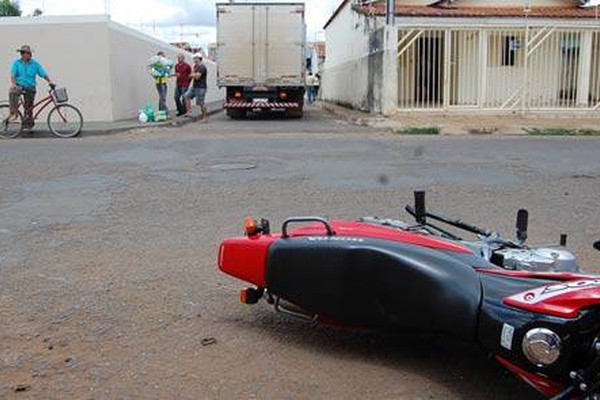 Caminhoneiro tenta conversão e motociclista acaba ferido ao bater na lateral do caminhão