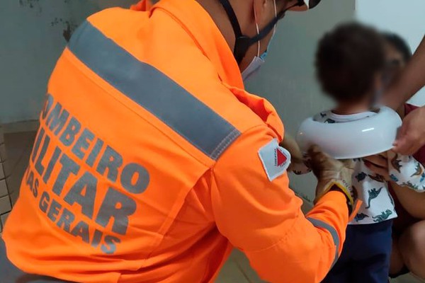 Bombeiros resgatam criança com peça de máquina de algodão no pescoço e fazem alerta para evitar acidentes