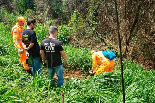 Bombeiros e policiais encontram ossada enterrada com apoio de cães que atuaram em Brumadinho