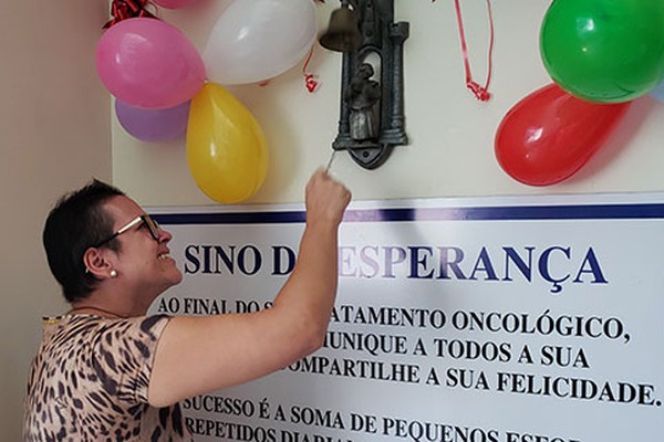 Pacientes curados do câncer inauguram o Sino da Esperança em solenidade emocionante