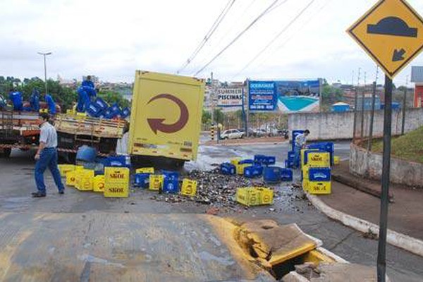 Caminhão de bebidas passa por quebra-mola e despeja centenas de garrafas na J.K