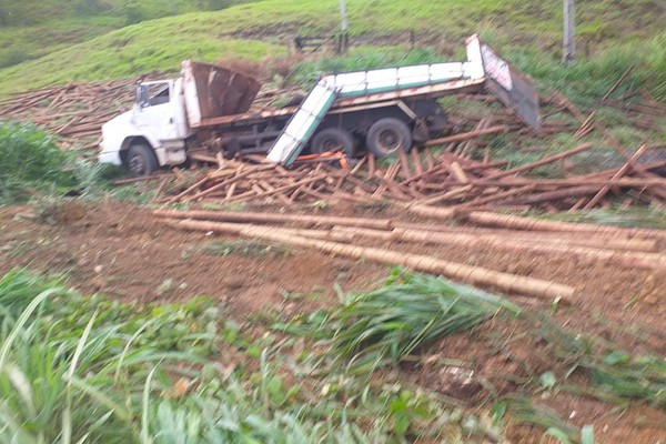 Motorista perde o controle da direção e fica ferido ao tombar caminhão de madeira na BR 365