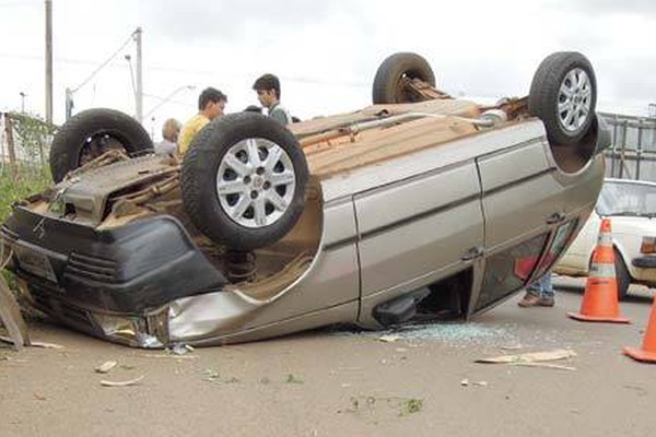 Mulher sobe no barranco, capota o veículo no bairro Jardim Andradas e sai ilesa