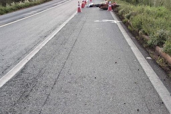 Passageiro de 44 anos cai de motocicleta e morre atropelado por carreta na BR 365