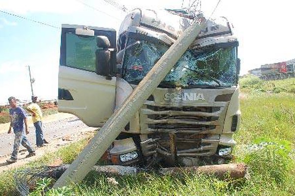 "Cavalinho" sobe em mureta, arrasta poste e vai parar fora da pista na JK