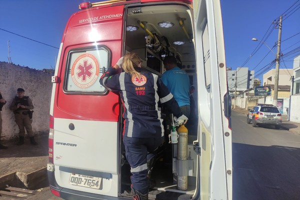 Motociclista com sinais de embriaguez cai sozinho em via pública e precisa ser socorrido pelo SAMU