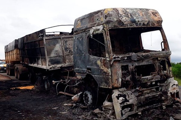 Bitrem carregado de milho pega fogo e fica praticamente destruído na MG187, em Serra do Salitre