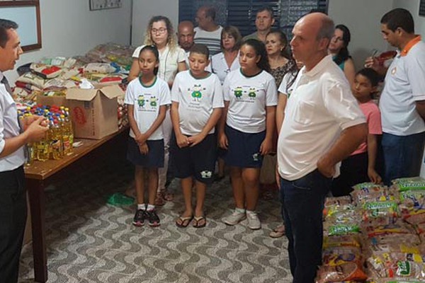 URT entrega mais de 2 mil quilos de alimentos arrecadados nos jogos para entidades assistenciais