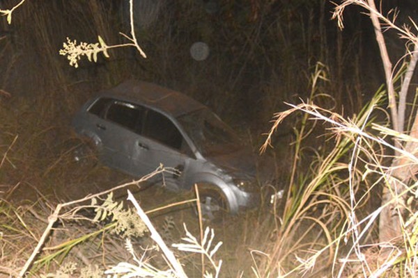 Motorista perde o controle na Avenida Marabá, arranca poste e capota em ribanceira