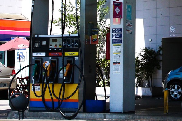 Preço de combustíveis tem queda nos postos de gasolina, diz ANP