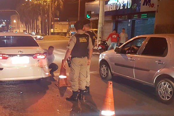 Condutor inabilitado tem fratura exposta em batida entre duas motos e um carro na Major Gote