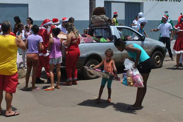 Super Amigos se transformam em Papais Noéis e levam alegria a milhares de crianças carentes