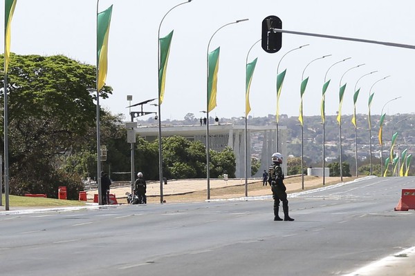 Esplanada dos Ministérios amanhece bloqueada para veículos