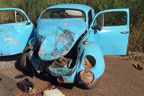 Condutor fica ferido e passageira morre em grave acidente com carro e caminhonete na BR365