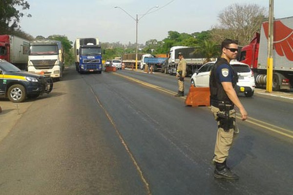 Polícia procura assaltantes que renderam ônibus na BR 365 para roubar dos passageiros