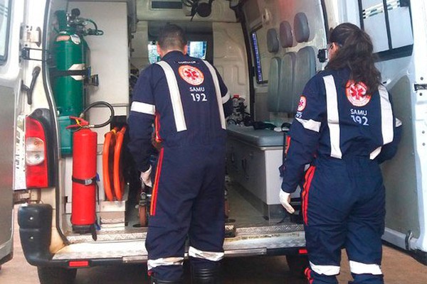 Mulher em surto psicótico invade hospital com faca nas mãos na manhã deste sábado em Patos de Minas