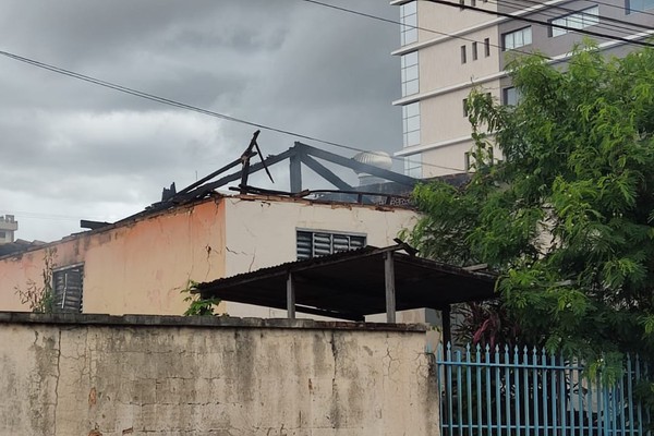 Incêndio de grandes proporções destrói casa usada como depósito de peças no Centro