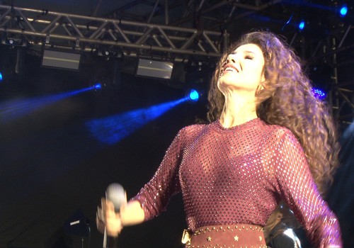 Paula Fernandes abre show com o sucesso “Não precisa” para uma multidão; veja ao vivo