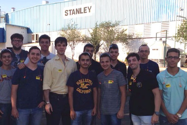 Alunos de Engenharia Elétrica do UNIPAM visitam a empresa Black & Decker em Uberaba