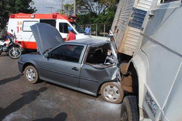 Caminhão passa por cima de carro na avenida Marabá e deixa três feridos