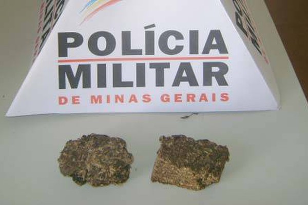 Motociclista inabilitado tenta fugir, mas é preso com droga em Carmo do Paranaíba