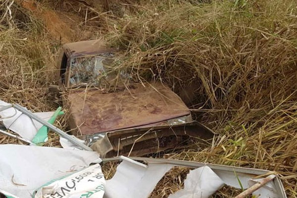 Motorista vai parar em ribanceira de córrego no Laranjeiras após perder o controle do carro