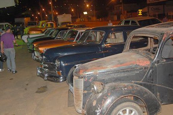 Encontro de carros antigos mostra história de modelos e tecnologias até hoje utilizadas