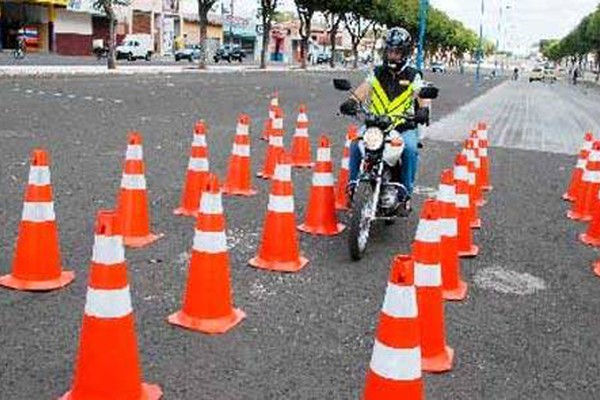 Detran credencia autoescola de Patos de Minas para curso de motofretista e mototaxista