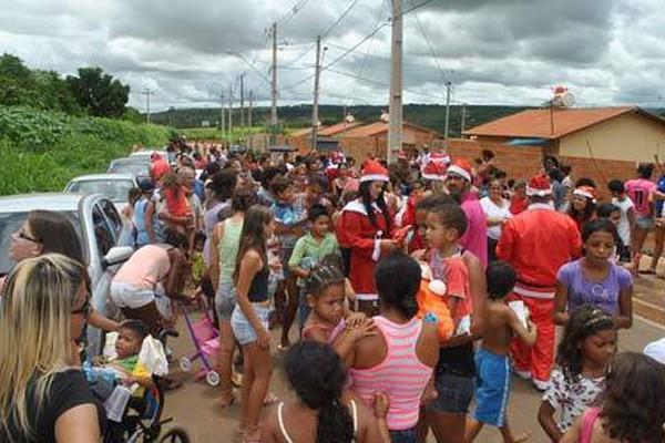 Super Amigos distribuem milhares de brinquedos e transformam natal de crianças