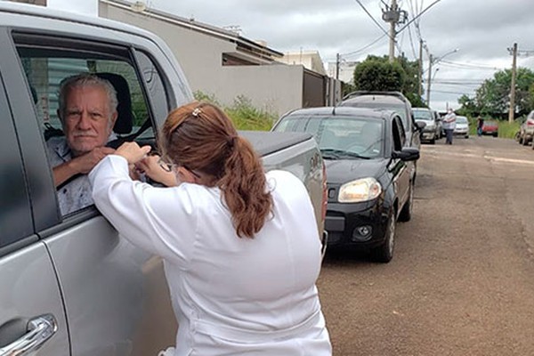 Vacinação contra a gripe é feito em sistema drive thru, mas estoques acabam em poucas horas