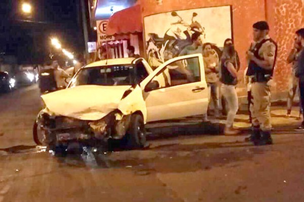 Motorista não vê placa de pare, atinge carro com condutora sem CNH e quatro ficam feridos