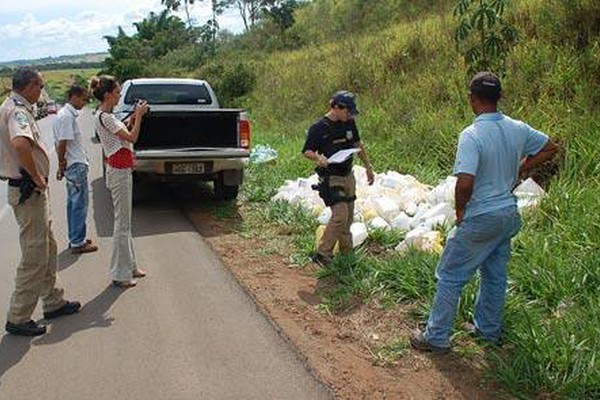 Dezenas de embalagens de agrotóxicos são encontradas às margens da BR365