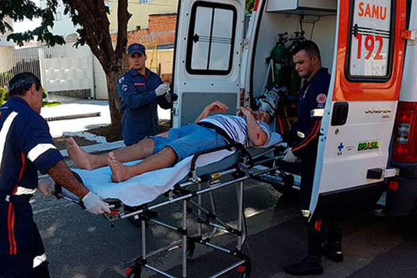 Motociclista tem que ser socorrido até o Hospital Regional após acidente com ciclista