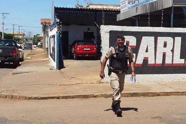 Ladrões invadem lavajato, furtam carro e dinheiro e ainda arrombam outro veículo